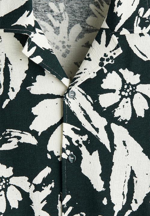 H&M - Regular fit jacquard resort shirt - dark green/floral