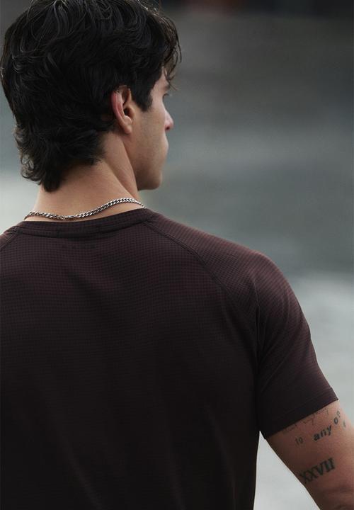 H&M - Muscle fit sports t-shirt with drymove™ - dark brown