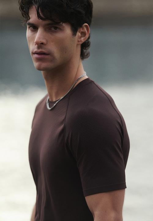 H&M - Muscle fit sports t-shirt with drymove™ - dark brown