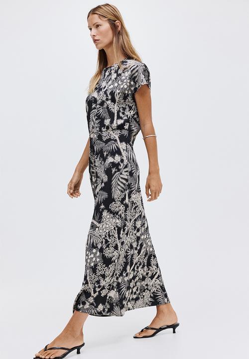 H&M - Cap-sleeved satin dress - black/patterned
