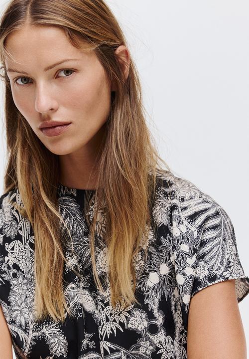 H&M - Cap-sleeved satin dress - black/patterned