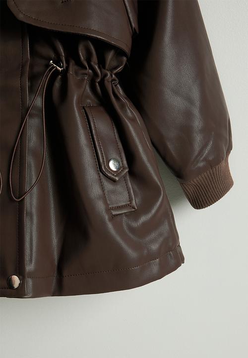 Pop Candy - PU trench coat with faux fur collar - dark choc