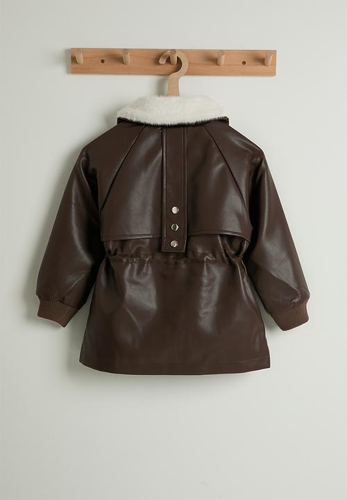 Pop Candy - PU trench coat with faux fur collar - dark choc