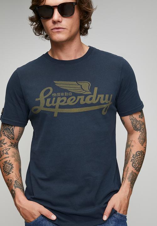 Superdry. - Heritage Brand Relaxed Tee - Eclipse Navy