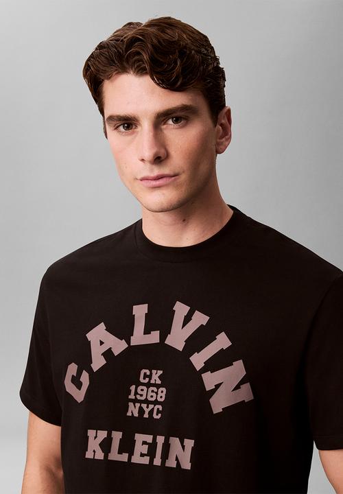 Calvin Klein - Ss 20S Ln Calvin College Graphic Tee - Black