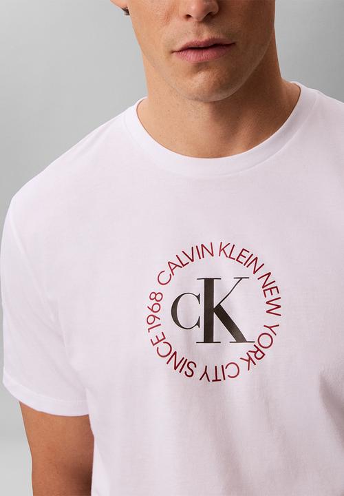 Calvin Klein - Ss 30S Whsl Ck Word Circle Graphic Tee - Brilliant White