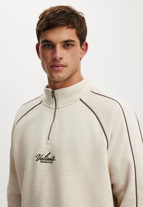 Cotton On - 1/4 Zip Graphic Fleece - Oatmeal Marle/Dark Brown/Valiente