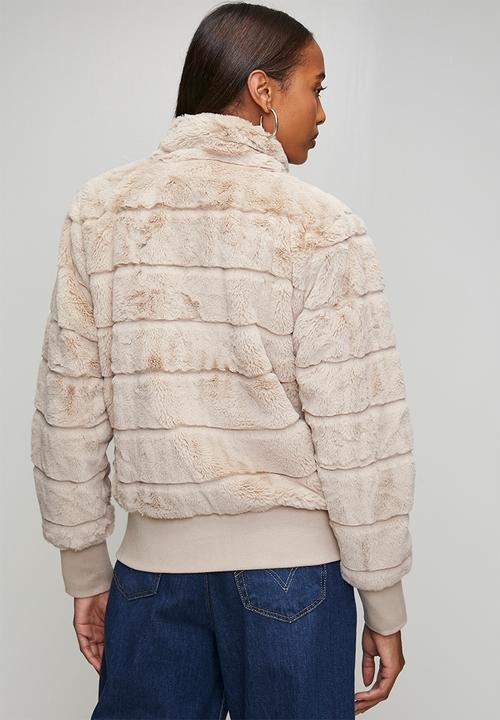 Izabel London - Long Sleeve Faux Fur Zip Through Jacket - Beige