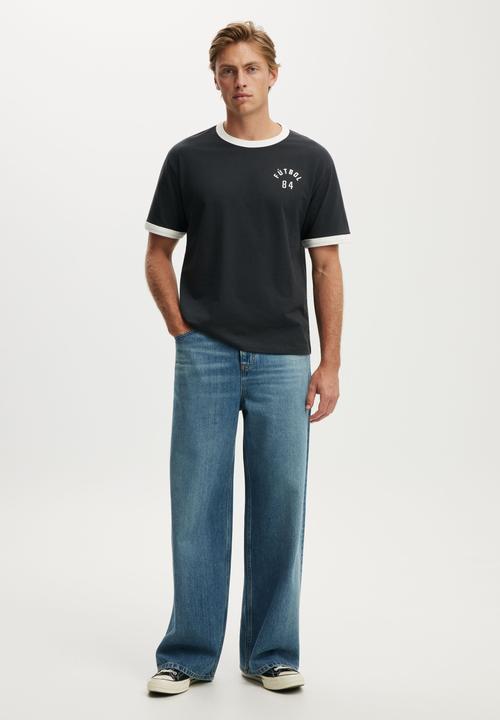 Cotton On - Everyday Fit Graphic T-Shirt - Washed Black / Futbol 84