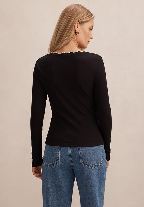 Forever New - Rebecca scallop long sleeve top in black/porcelain