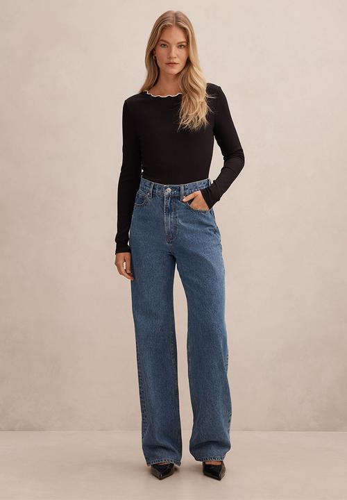 Forever New - Rebecca scallop long sleeve top in black/porcelain