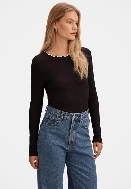 Forever New - Rebecca scallop long sleeve top in black/porcelain