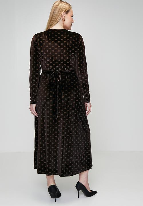 Me&B - Plus Velvet Choc Spot Wrap Dress - brown