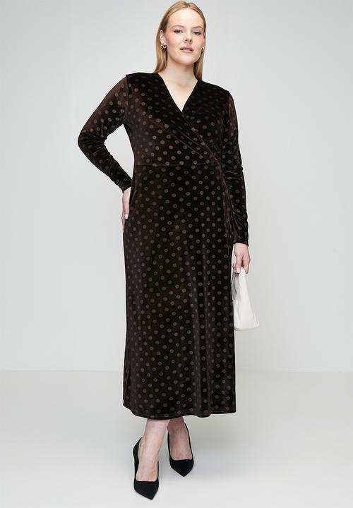 Me&B - Plus Velvet Choc Spot Wrap Dress - brown