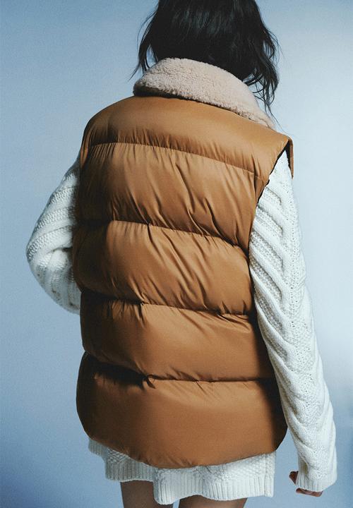 H&M - Teddy-collared puffer gilet - brown