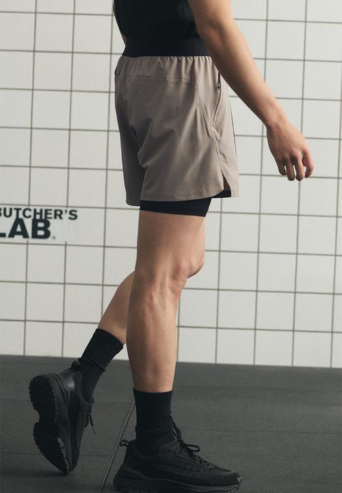 H&M - Double-layered sports shorts with drymove™ - beige/black