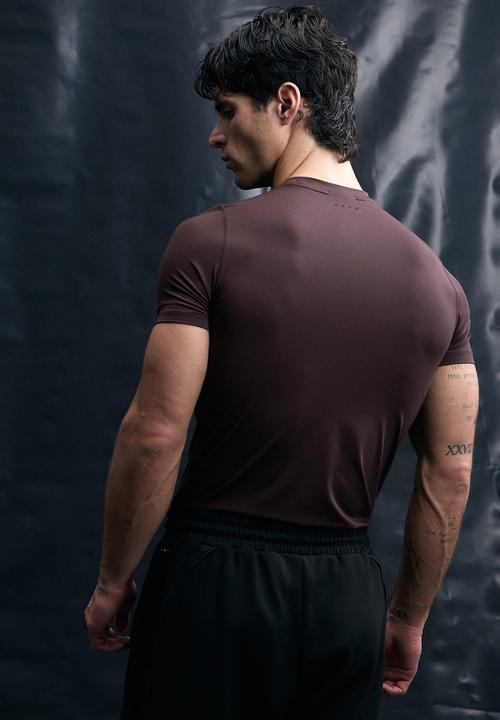 H&M - Compression fit sports T-shirt with drymove - dark brown