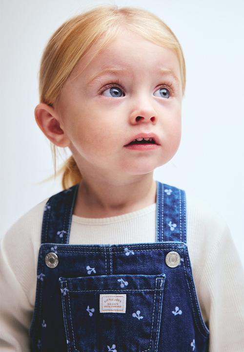 H&M - 2-piece dungaree dress and top set - dark denim blue/cherries