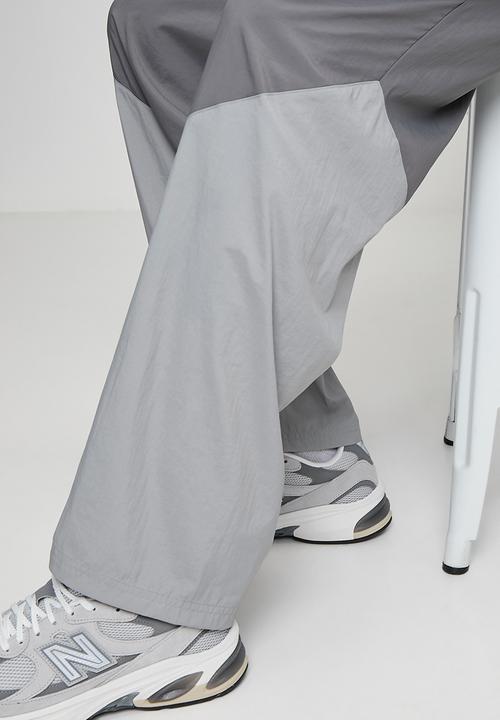 New Balance  - NB Athletics Sport Legacy Pant - Grey