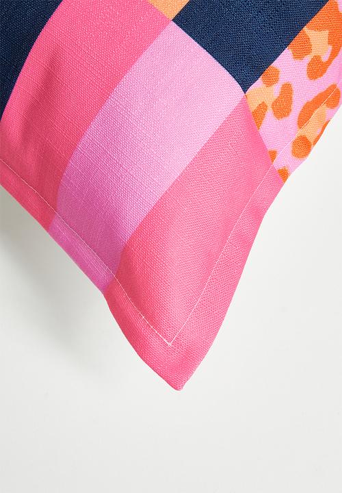 Grey Gardens - Cushion Cover - Pink Leo 