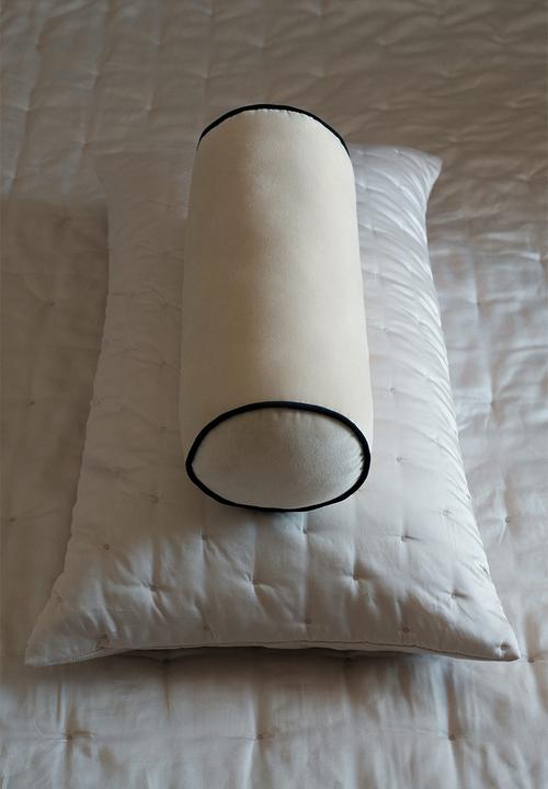 H&M - Velvet bolster - light beige/black