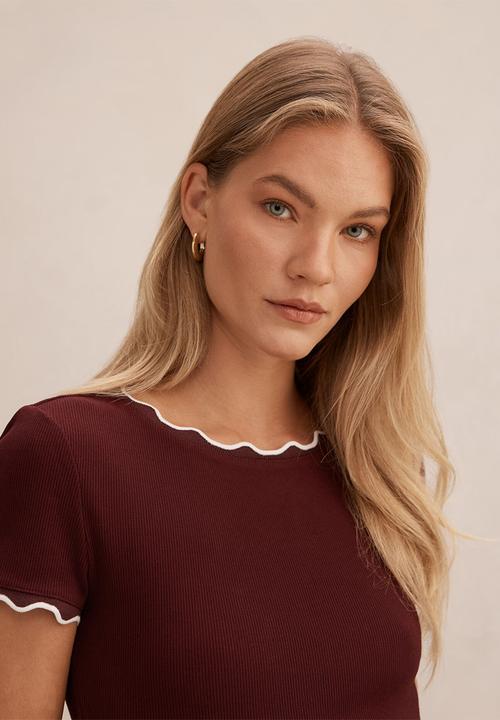 Forever New - Rebecca scallop trim T-shirt in - deep maroon/porcelain