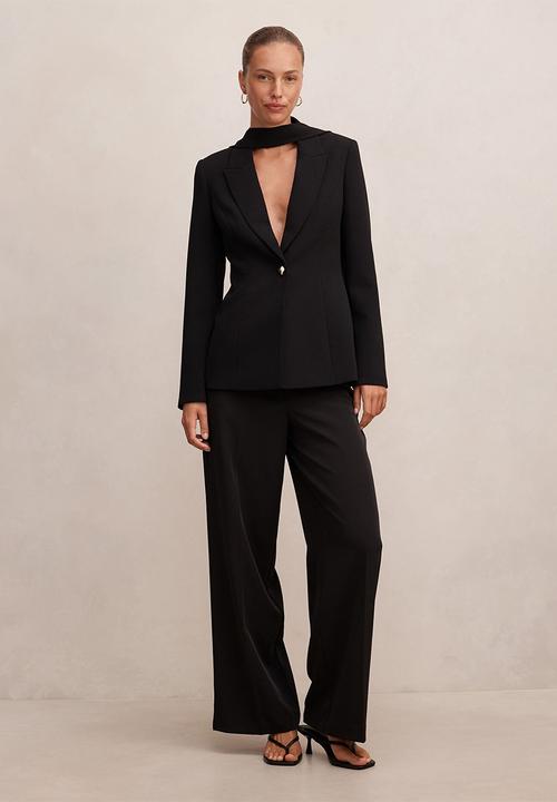 Forever New - Sasha scarf blazer in black