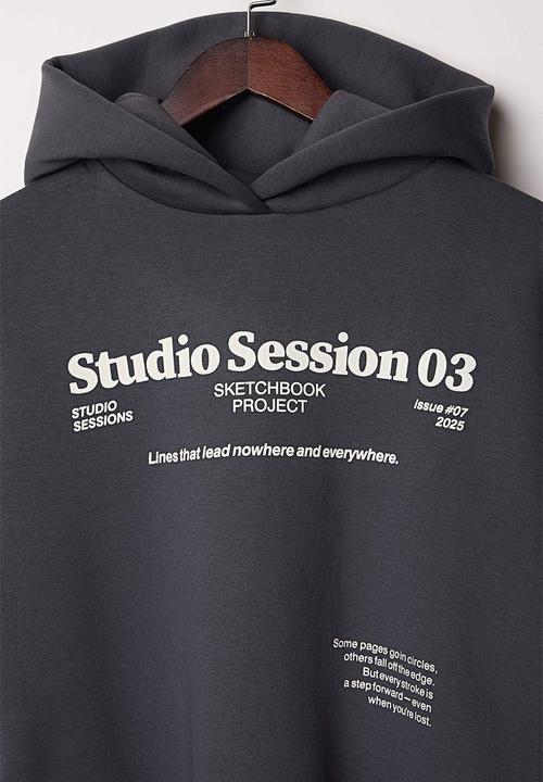 Trendyol - Hooded Slogan Printed Boxy Fit Knitted Sweatshirt - Anthracite