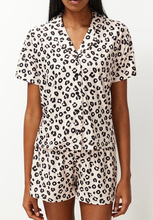 Trendyol - Leopard print knitted pajama set - beige
