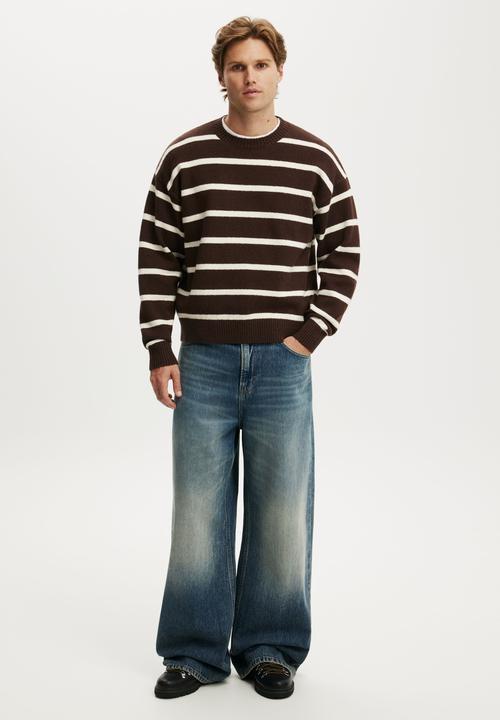 Cotton On - Box fit crew knit - chocolate stripe
