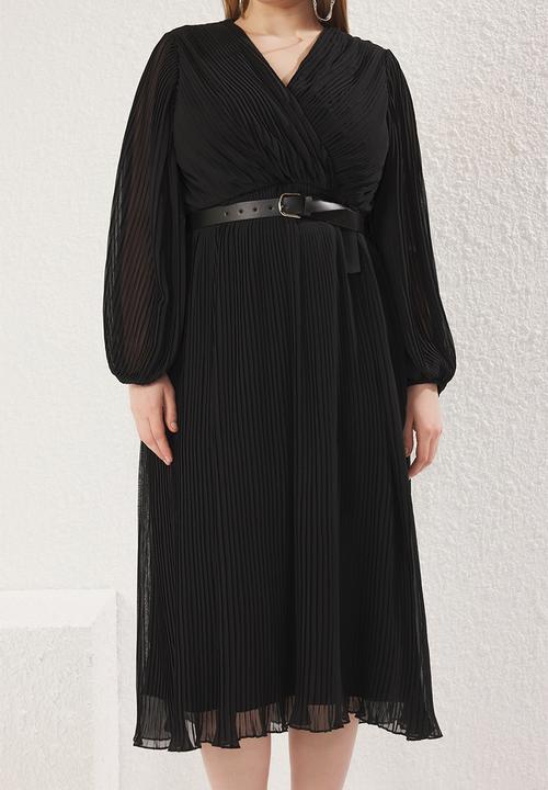 Trendyol - Plus Chiffon Pleated Belt Midi Woven Dress - Black