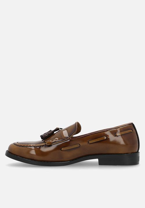 PC - Crouch Hi-shine kiltie trim loafer - tan