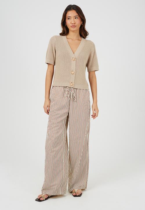 Brave Soul - Ladies V Neck Short Sleeve Cardi With Gold Starfish Button Through - Stone