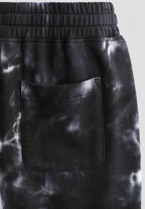 H&M - Printed sweatshorts - black/tie-dye