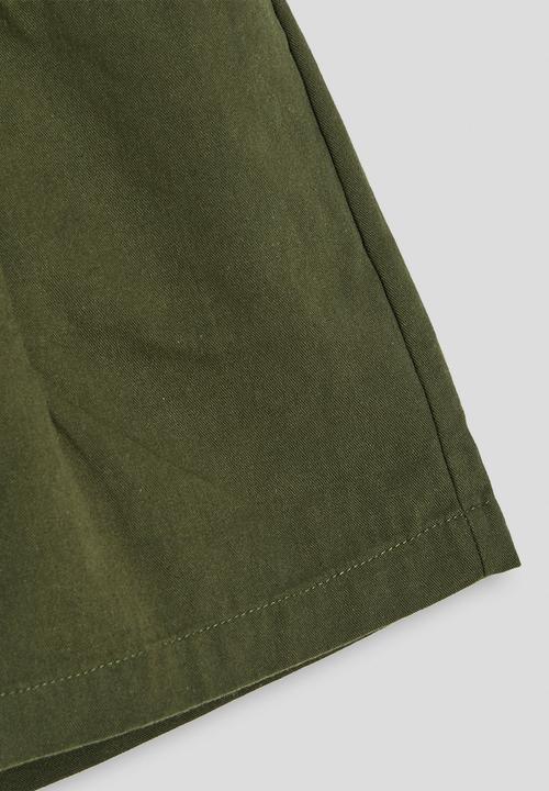 Pop Candy - Stylised front pocket shorts - dark olive