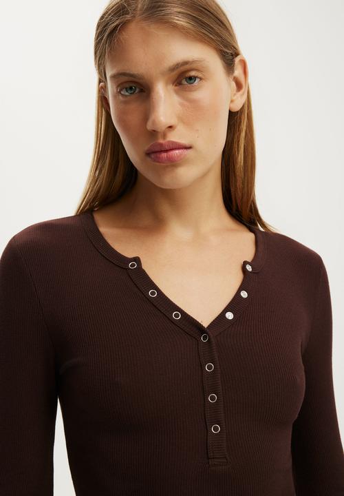 Cotton On - Blake Henley Long Sleeve - Dark Oak