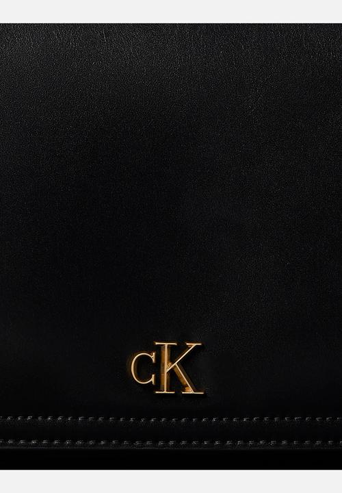 Calvin Klein - Ck curved wallet on chain - black