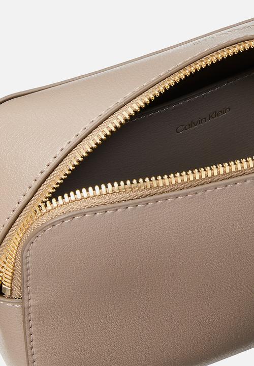 Calvin Klein - Foil logo elongated camera bag - desert taupe