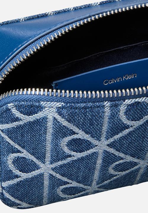 Calvin Klein - Emblem aop denim camera bag - denim jqd medium wash