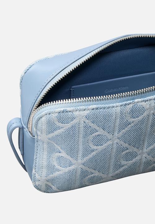 Calvin Klein - Emblem aop denim camera bag - denim jqd light wash