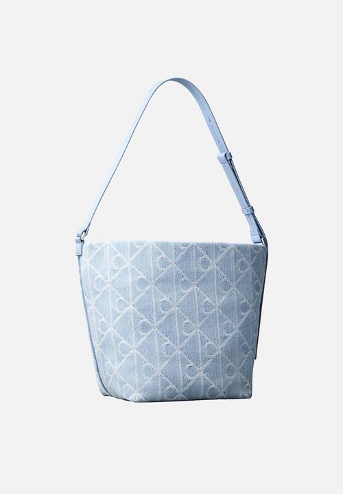 Calvin Klein - Emblem aop denim bucket - light wash
