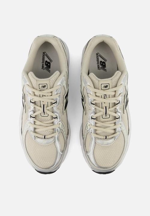 New Balance  - 740