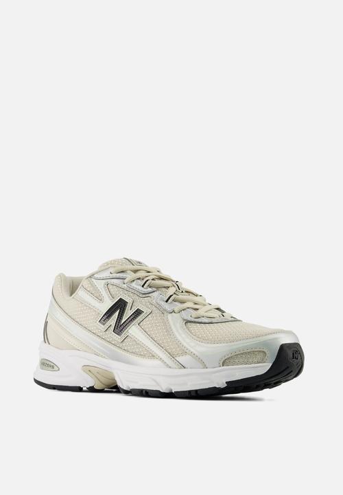 New Balance  - 740