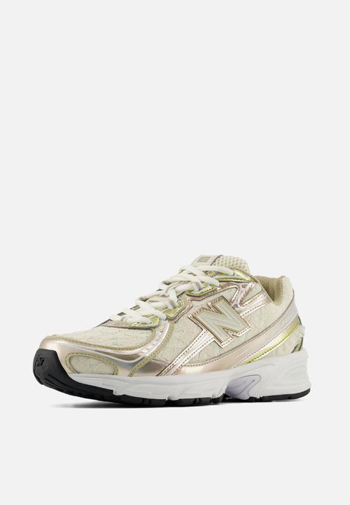 New Balance  - 740