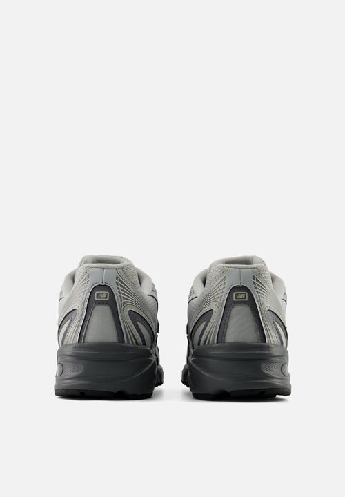 New Balance  - 740