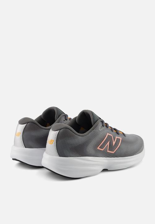 New Balance  - 411v4