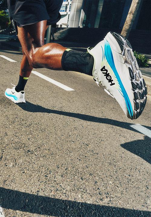 HOKA - Clifton 11 Wide