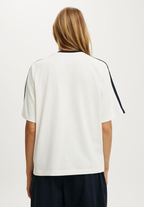 Cotton On - V-neck Oversized Raglan Graphic Tee - London 82/Vintage White