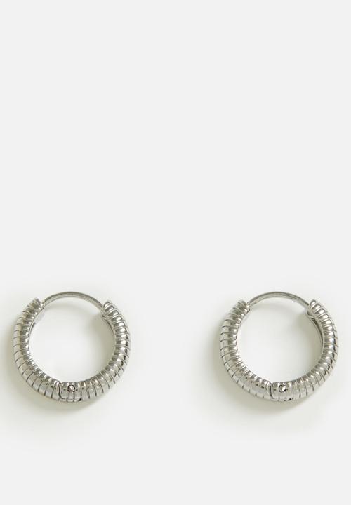 Zoe on Trend - Ribbed hoop earrings  - silver