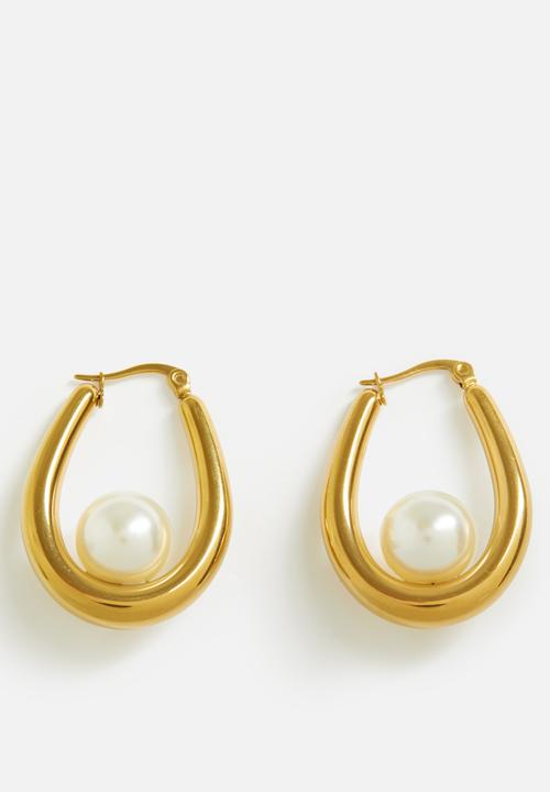 Zoe on Trend - Elegant pearl and hoop earrings  - gold